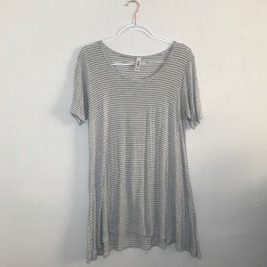 🎀 LuLaRoe Striped Heather Grey Classic T